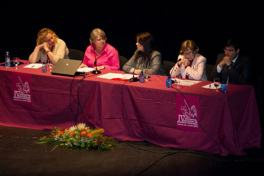 Tras la comunicación tuvo lugar el desarrollo de la primera mesa de debate titulada “La Mujer en la Semana Santa Española” en la que se pusieron en común experiencias sobre el grado de participación de la mujer en las hermandades y cofradías españolas, tomando en el debate un especial protagonismo la problemática aún presente en algunas de ellas, que todavía se mantienen reacias a admitir a la mujer como miembro de las mismas.